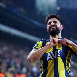 Fenerbahçe Mehmet Ekici'yle el sıkıştı