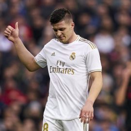 Luka Jovic'in ayağı kırıldı