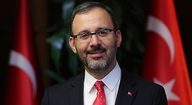 Bakan Kasapoğlu’ndan milli yüzücü Emre Sakçı’ya tebrik