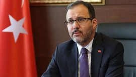 Bakan Kasapoğlu'ndan milli yüzücü Deniz Ertan'a tebrik