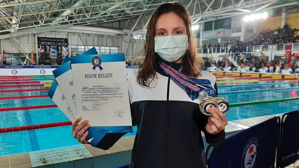 Milli yüzücü Merve Tuncel madalyasını aldı