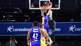 Anadolu Efes evinde kazandı