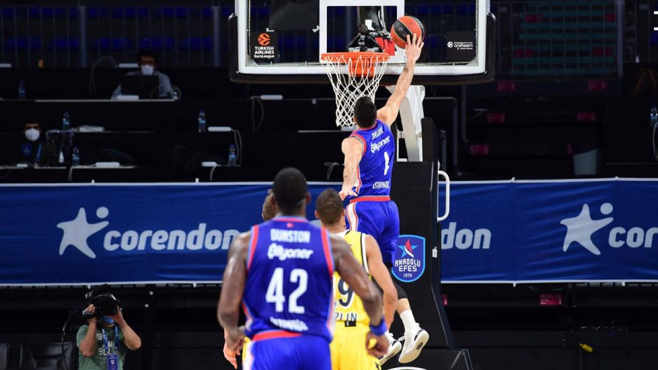 Anadolu Efes evinde kazandı