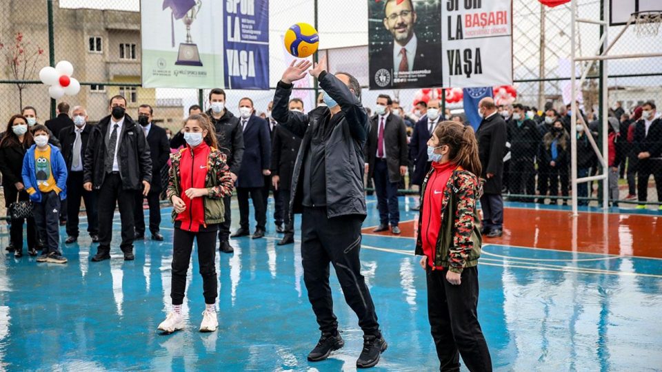 Bakan Kasapoğlu Siirtli çocuklarla voleybol oynadı