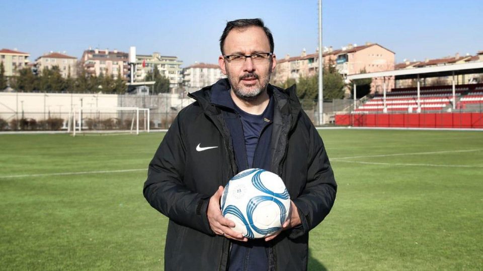 Bakan Kasapoğlu: Spor seyircisiyle güzel