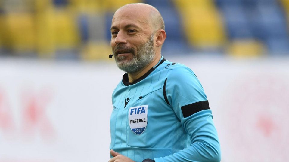 Cüneyt Çakır son on yılın en iyi ikinci hakemi seçildi
