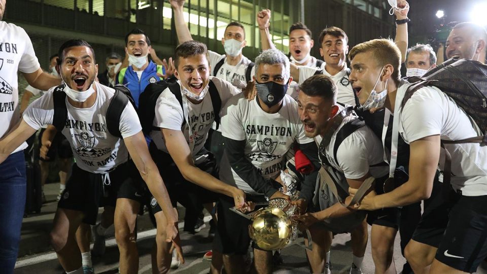 Süper Lig’e yükselen Altay’a İzmir’de coşkulu karşılama