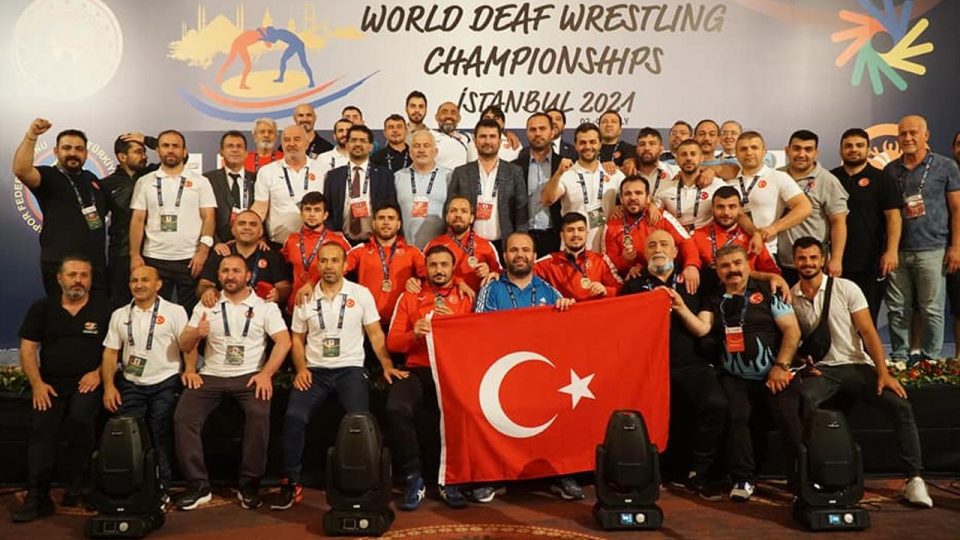 İşitme engelli milli sporculardan 8’i altın 29 madalya