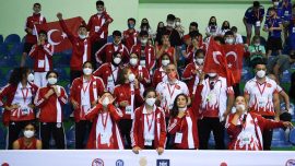 Yıldız Kadın Boks Milli Takımı İstiklal Marşı okuyarak motive oluyor