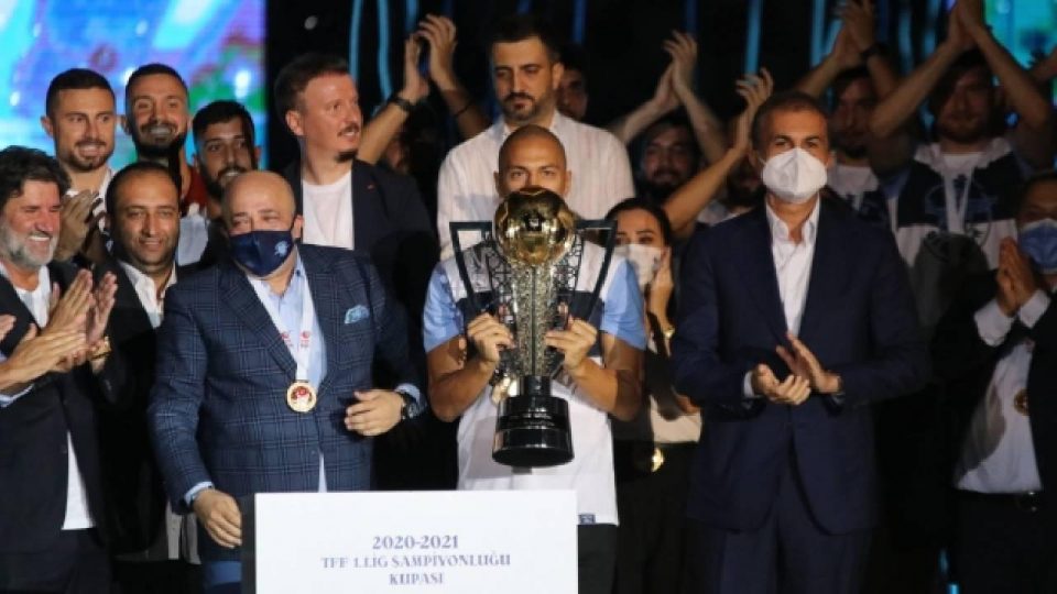 Adana Demirspor’un kupa töreni gerçekleştirildi