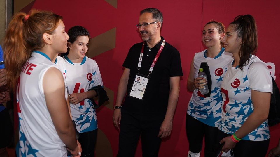 Bakan Kasapoğlu Tokyo’da milli sporcuları yalnız bırakmıyor