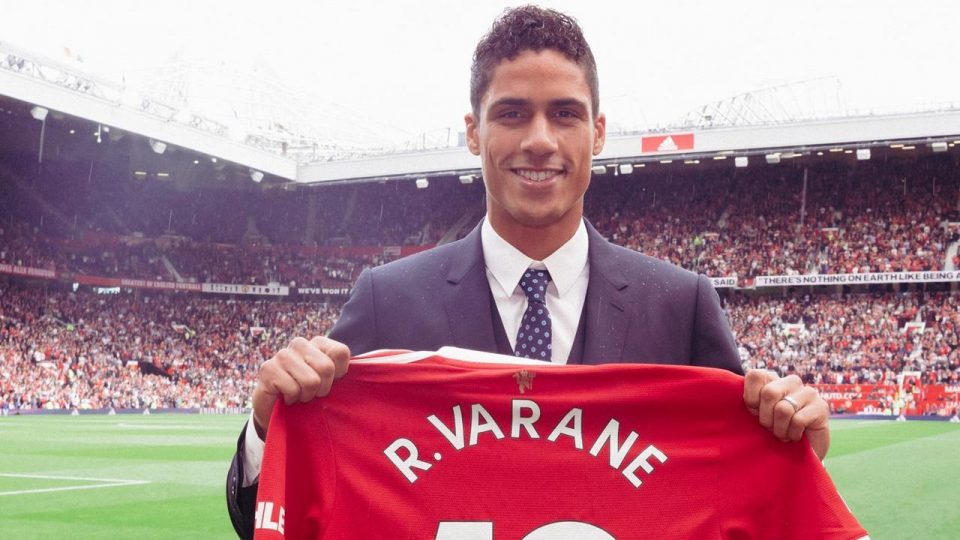 Manchester United Raphael Varane’yı transfer etti