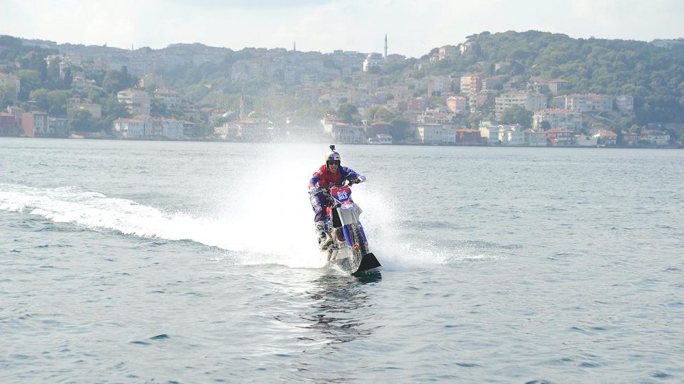 Robbie Maddison motosikletiyle su üzerinde İstanbul Boğazı’nı geçti