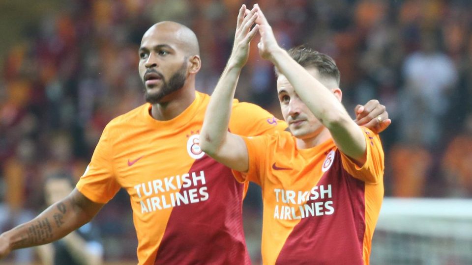 Marcao Kerem el ele tribüne gitti