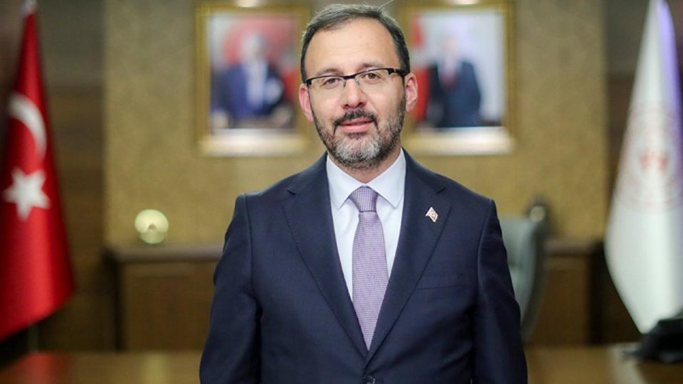 Bakan Kasapoğlu’ndan milli güreşçilere tebrik