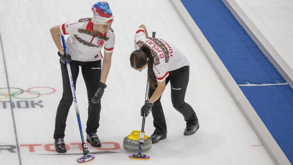 Curlingde hedef zoru başarıp 2022 Kış Olimpiyatları’na katılmak