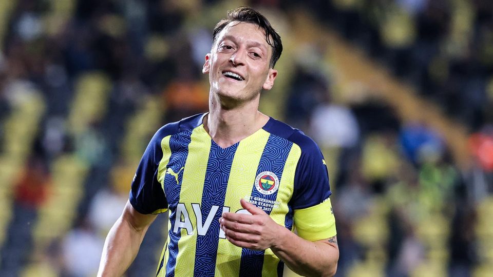 Mesut Özil’den Güney Asyalılar için futbol okulu