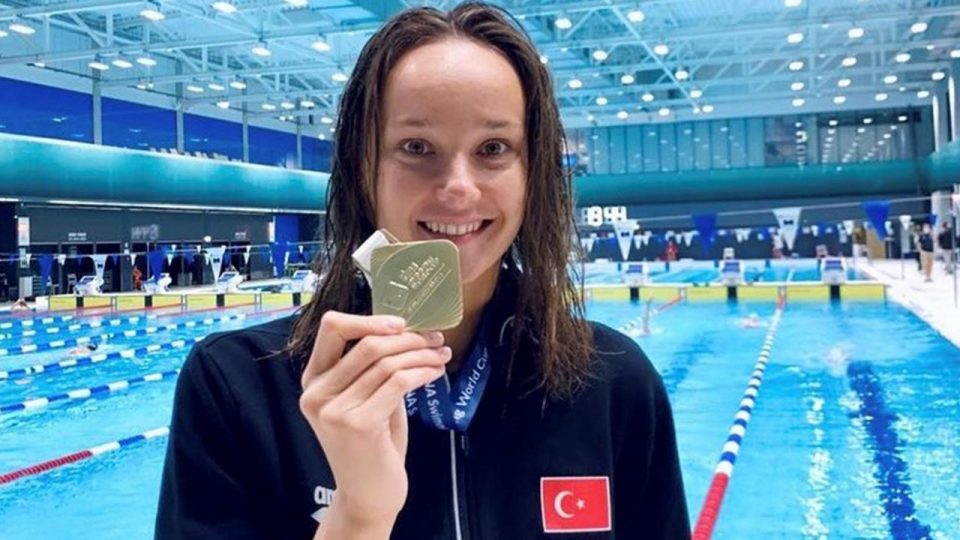 Milli yüzücü Viktoria Zeynep Güneş’ten altın madalya