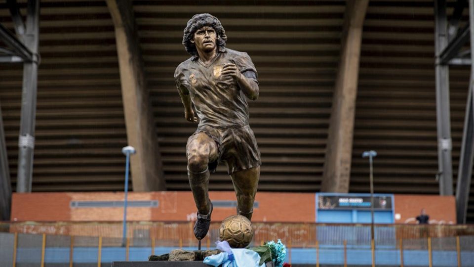 Maradona’nın heykeli Napoli’de dikildi