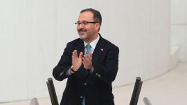 Bakan Kasapoğlu milli sporcuları tüm milletvekillerine alkışlattı