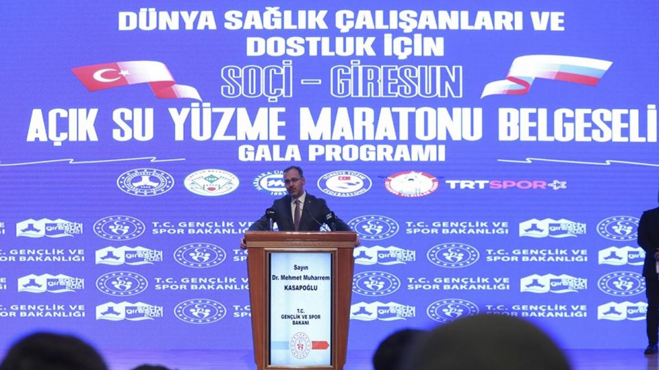 Bakan Kasapoğlu Soçi-Giresun Yüzme Maratonu Belgeseli’nin galasına katıldı
