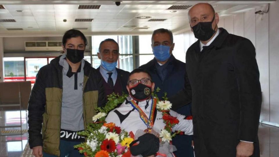 Dünya üçüncüsü bilek güreşçisine çiçekli karşılama