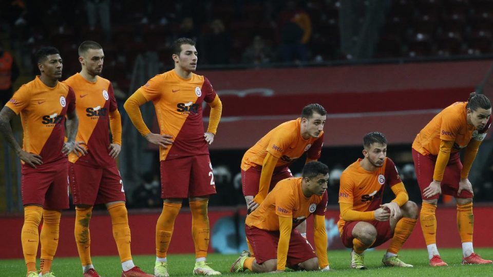 Galatasaray Denizlispor’a elendi camia karıştı