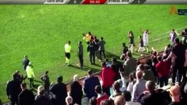 Kırmızı kart gören futbolcu hakeme kafa attı