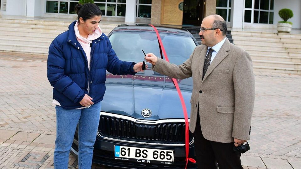 Milli boksör Busenaz Sürmeneli’ye otomobil hediye edildi