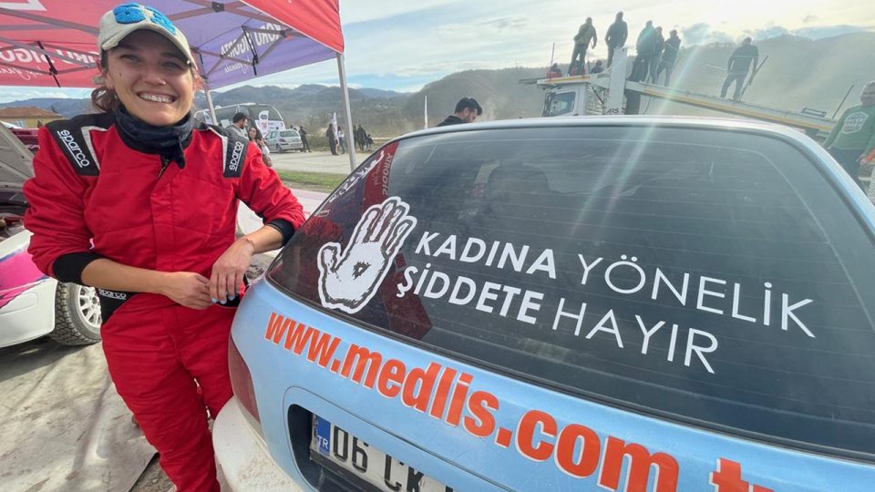 Pistte rakip olsalar da ortak mesajları: Kadına şiddete hayır