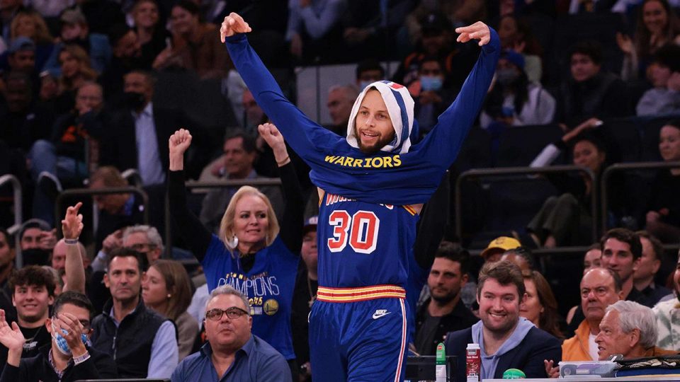 Stephen Curry NBA tarihinin 3 sayılık basket rekorunu kırdı