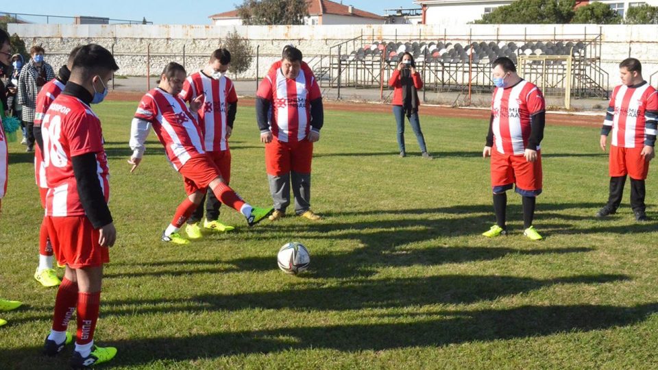 Down sendromlu öğrenciler profesyonel futbolcularla maç yaptı