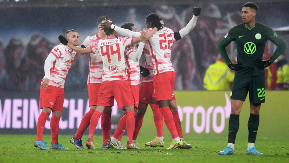 Leipzig Wolfsburg engelini 2 golle geçti