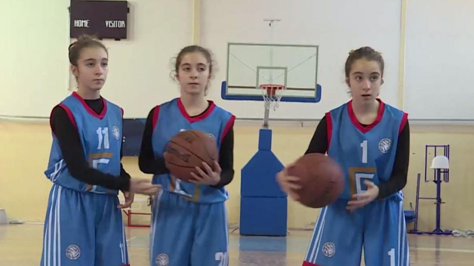 Üçüz basketbolcular rakiplerini şaşırtıyor