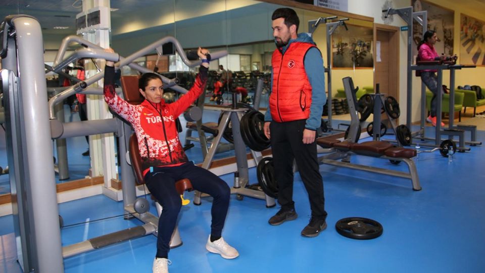 Balayını erteleyip milli takım kampına katıldılar