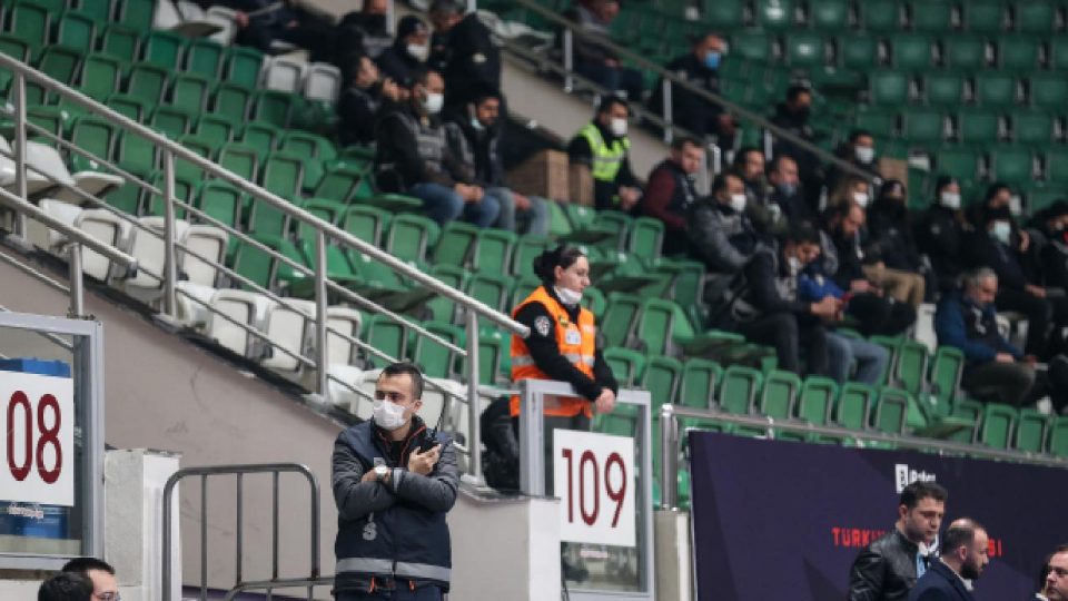 Fenerbahçe ile Galatasaray maçında tribünler boşaltıldı
