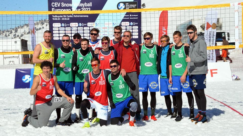 Rus ve Ukraynalı sporculardan kardeşlik pozu