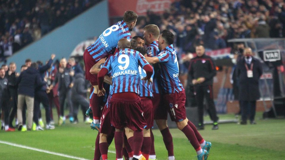 Trabzonspor rekor puanla şampiyonluk peşinde