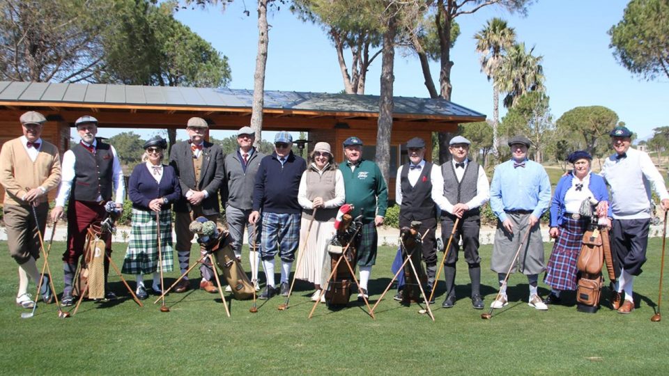 Antalya’da 100 yıllık ekipmanlarla golf oynandı