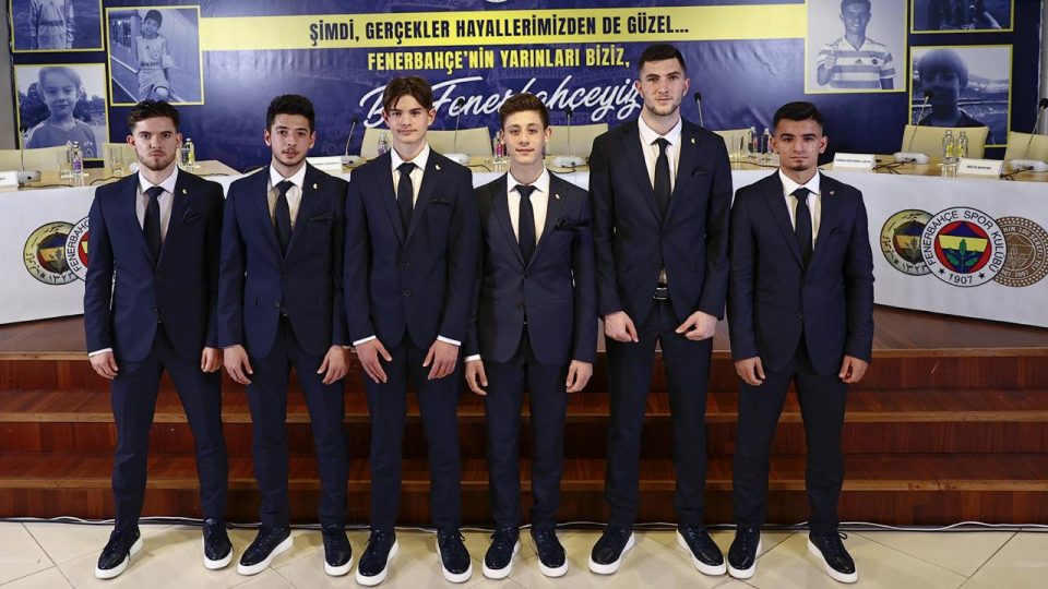 Fenerbahçe, 6 genç futbolcusu için imza töreni düzenledi