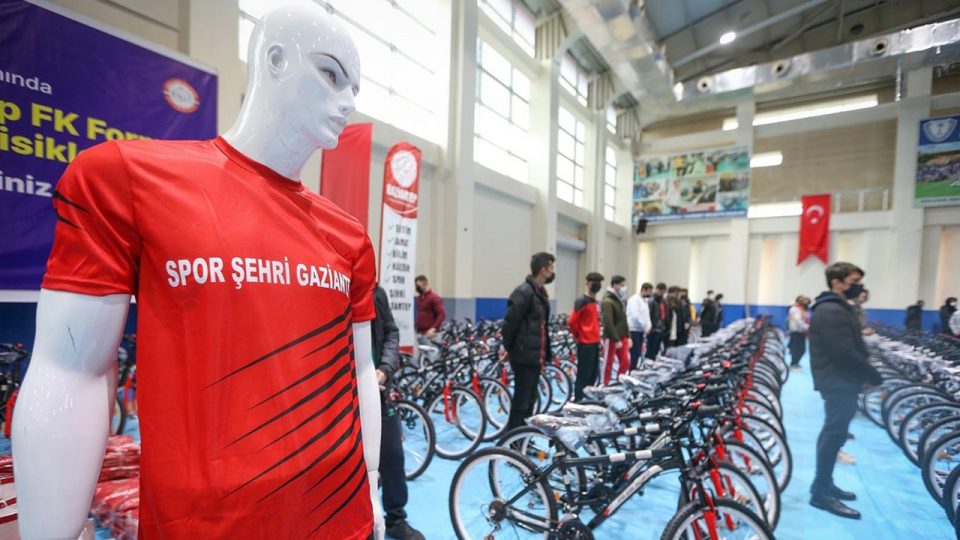 Gaziantep’te okullara 20 bin forma ve 1000 bisiklet dağıtıldı