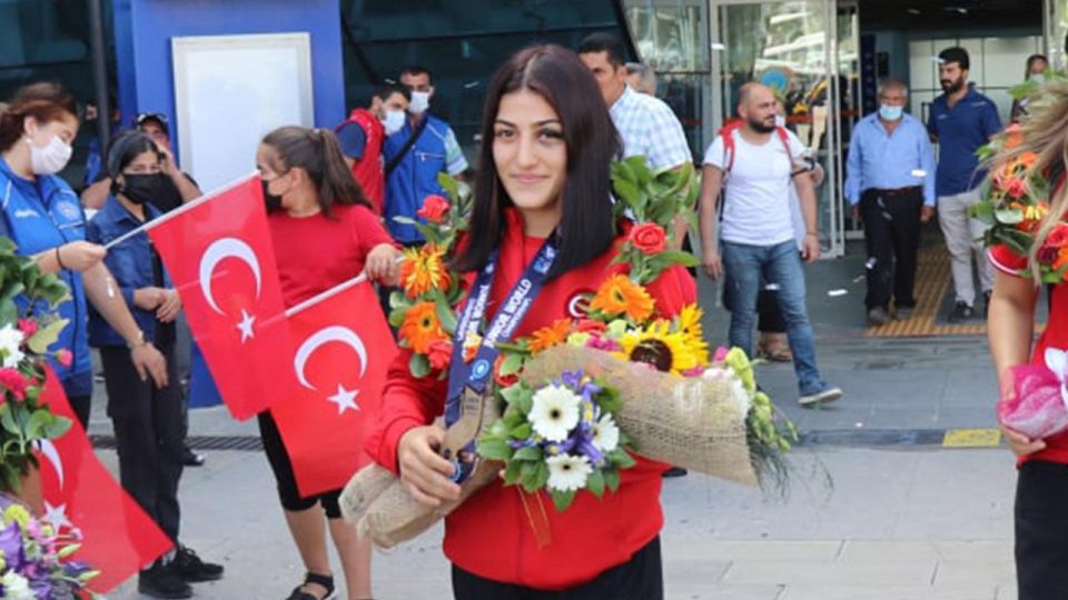 Milli güreşçi Elvira Kamaloğlu’ndan altın madalya
