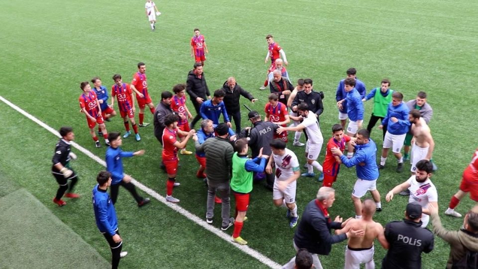 Amatör maçta kavga çıktı: 2 yaralı