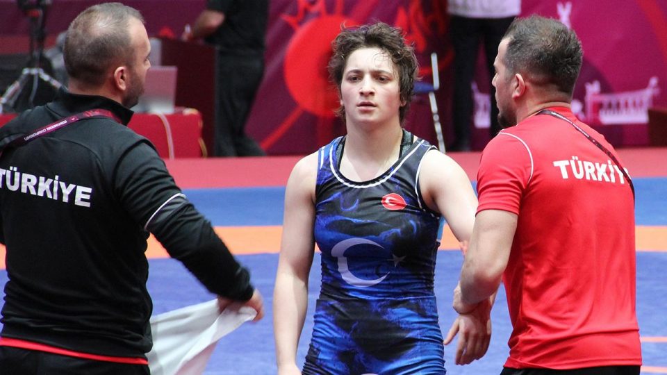 Milli güreşçi Yağmur Çakmak Yasemin Adar Yiğit’in izinde
