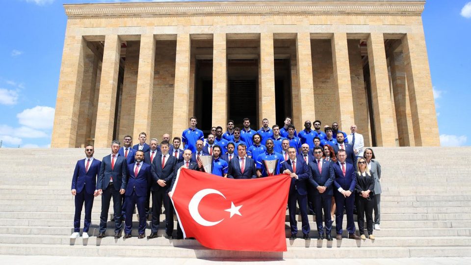 Avrupa şampiyonu Anadolu Efes’ten Anıtkabir’e ziyaret