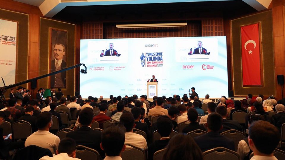 Bakan Kasapoğlu gençlerle buluştu