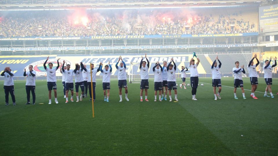Fenerbahçe Beşiktaş maçı öncesi antrenmanını taraftarına açtı