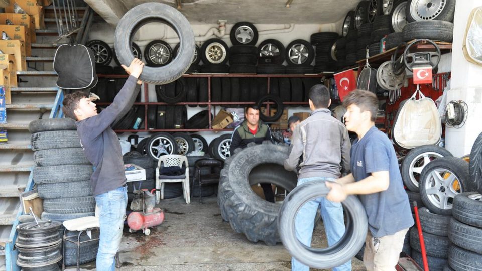 Güreş tutkunu oto lastikçi çırakları spora kazandırıyor
