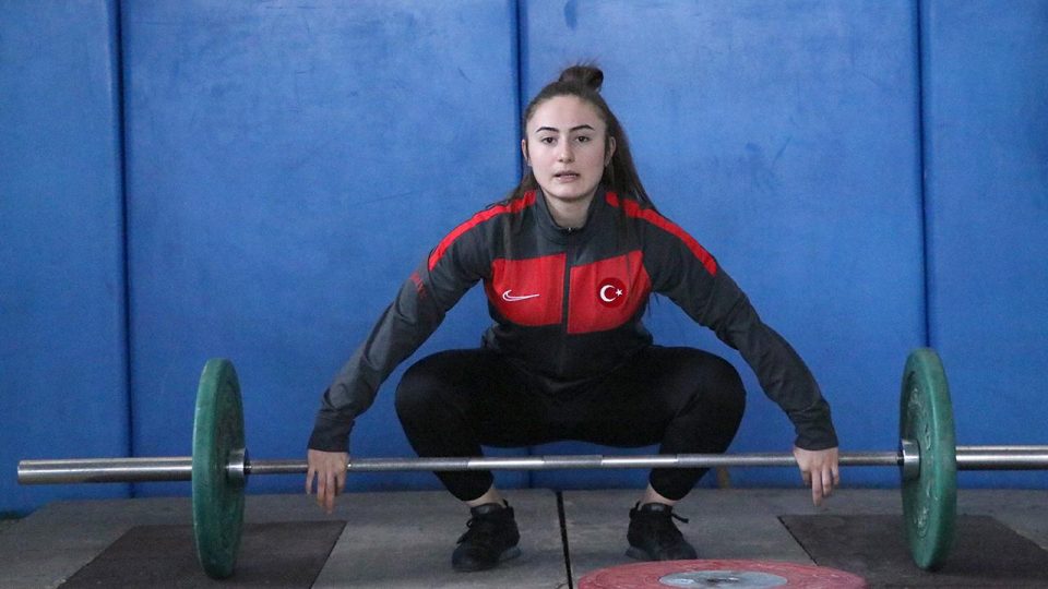 Milli halterci Aysel Özkan’dan bronz madalya