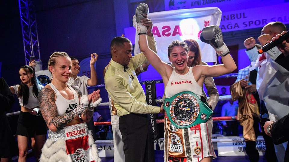Seren Ay Çetin WBC gümüş kemerin sahibi oldu